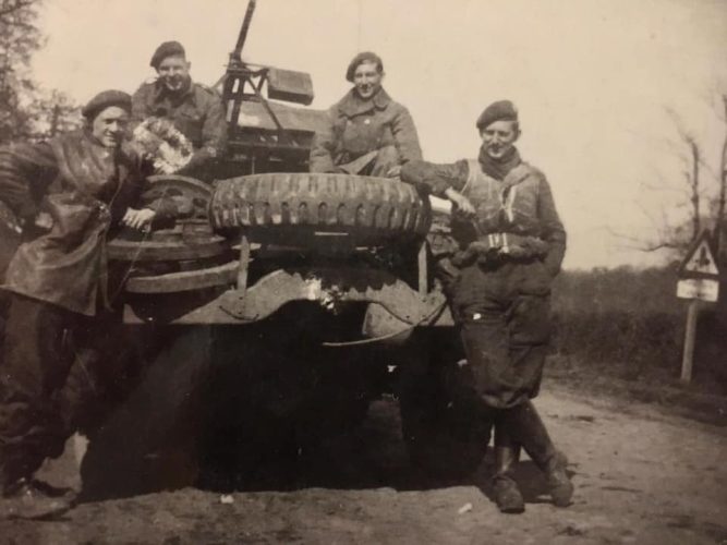 N192 - H Coy. HQ, Rfn. Lampshire top right, Sgt. Aldred extreme right - Sgt. J.D. Aldred coll.