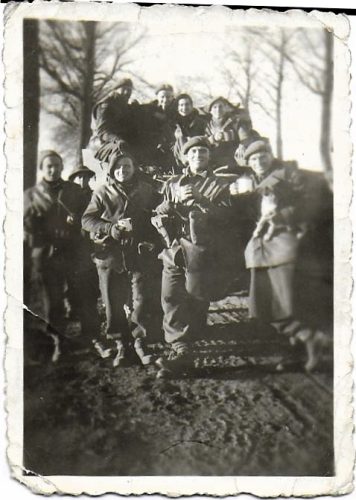 N195 - Unknown riflemen, G Coy. Christmas day 1944 - L/Cpl. W.H. Swainsbury coll.