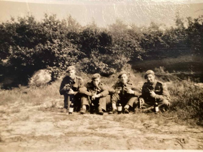 N189 - Rfn. Couzens, right - Rfn. L.H. Couzens coll.