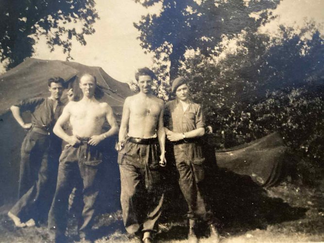 N190 - Rfn. Couzens, 2nd from right - Rfn. L.H. Couzens coll.