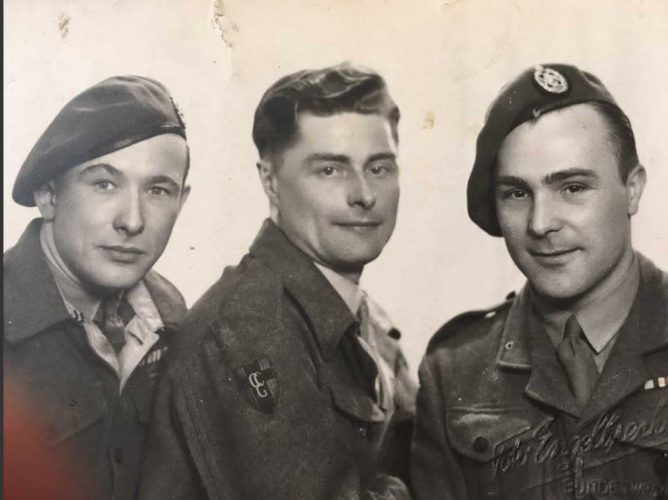 N175 - Rfn. G.W. Savill, 15 Platoon, right - Rfn. G.W. Savill coll.