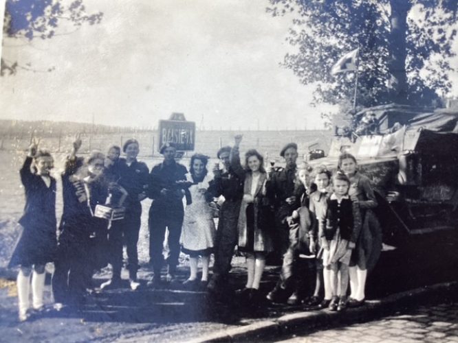 N177 - Riflemen and civilians at Baisieux - Rfn. L.H. Couzens coll.