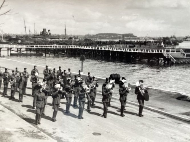 N180 - King's birthday parade Kiel, 2 June 1945 - Rfn. L.H. Couzens coll.