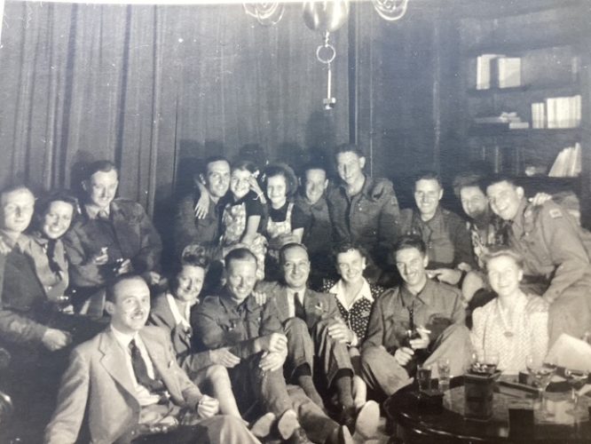 N182 - Rfn. Couzens, front row. 2nd from right - Rfn. L.H. Couzens coll.