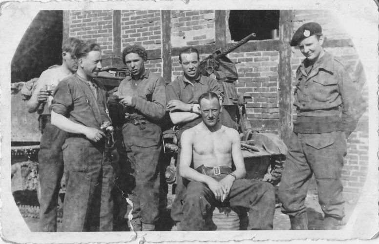 N204 - men of 9 Pl. G Coy. Standing r. to l.: Lt. Ramsden, Rfn. Petrie and W.H. Mason, seated Sgt. W. Hart - Rfn. J. Petrie coll.
