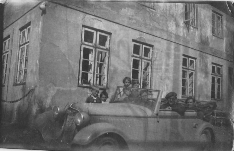 N208 - Rfn. J. Petrie in front passenger seat - Rfn. J. Petrie coll.